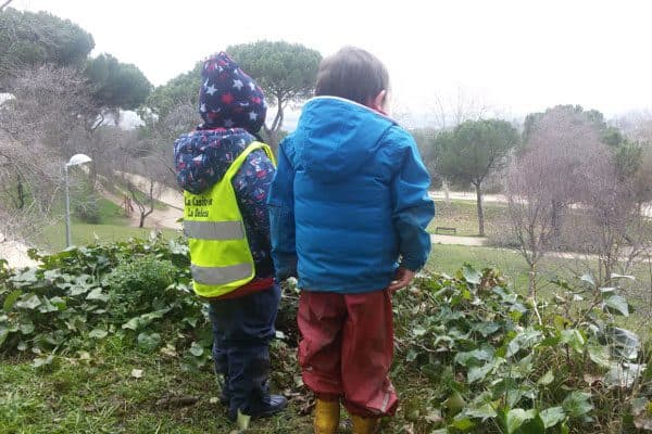 Niños explorando en La Casita de la Dehesa